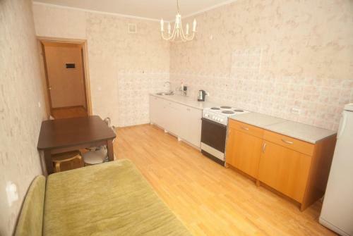 Apartment On 2-ya Dombrovskaya 27