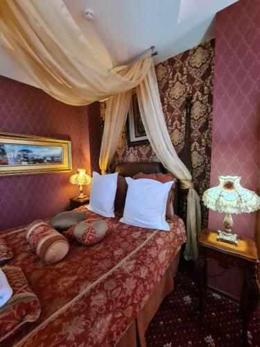 Golden Hotel