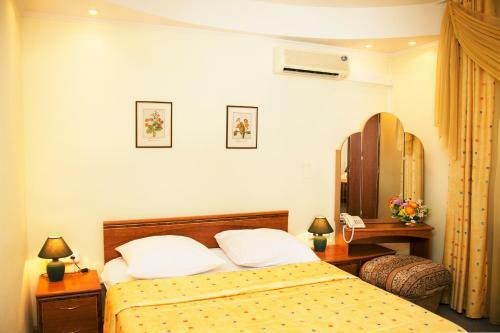 Hotel Equator Lite