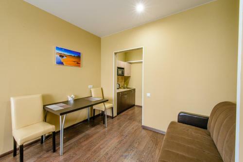Apart Hotel "five"