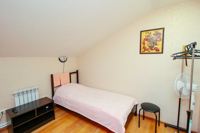 Hostal Zhele Guest House