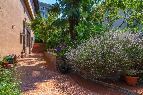 Hostal Anzhelika Albatros Guest House