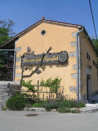Hostal Guesthouse Domacija Sajna