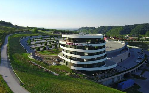 Hotel Mond, Resort & Entertainment