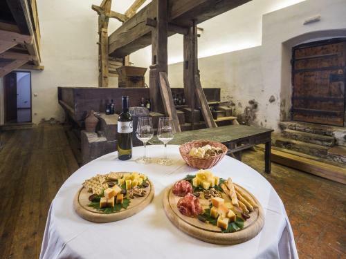 Chateau Ram?ak, Vineyard Glamping Resort