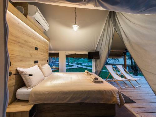 Chateau Ram?ak, Vineyard Glamping Resort