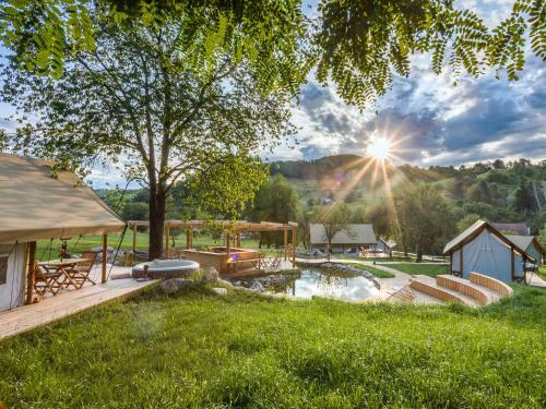 Chateau Ram?ak, Vineyard Glamping Resort