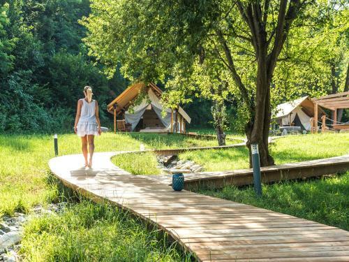 Chateau Ram?ak, Vineyard Glamping Resort