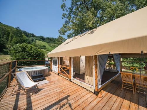 Chateau Ram?ak, Vineyard Glamping Resort