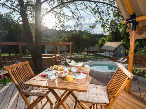 Chateau Ram?ak, Vineyard Glamping Resort