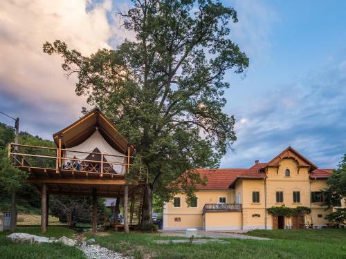Chateau Ram?ak, Vineyard Glamping Resort