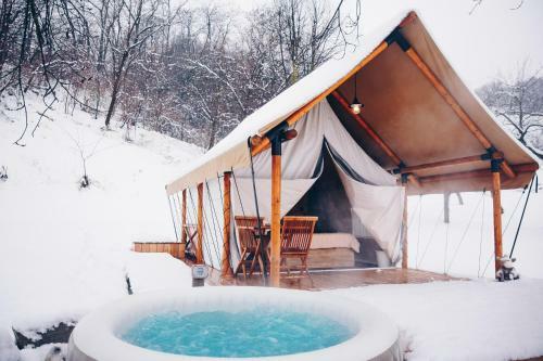 Chateau Ram?ak, Vineyard Glamping Resort