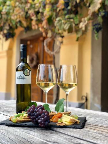Chateau Ram?ak, Vineyard Glamping Resort