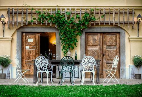 Chateau Ram?ak, Vineyard Glamping Resort