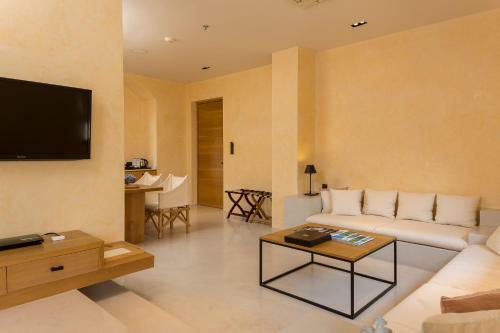 Hotel Toscana Town Square Suites