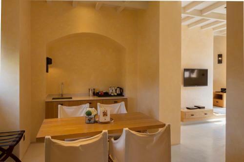 Hotel Toscana Town Square Suites