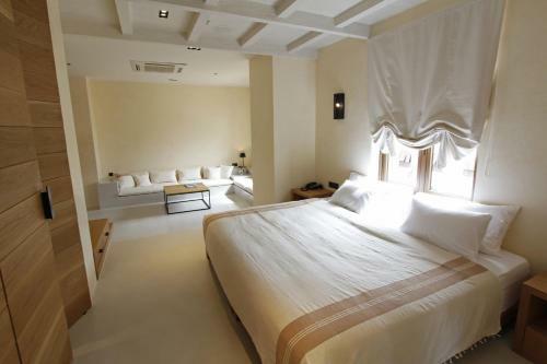 Hotel Toscana Town Square Suites