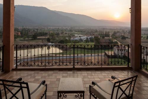 Hotel Toscana Town Square Suites