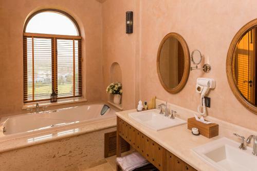 Hotel Toscana Town Square Suites