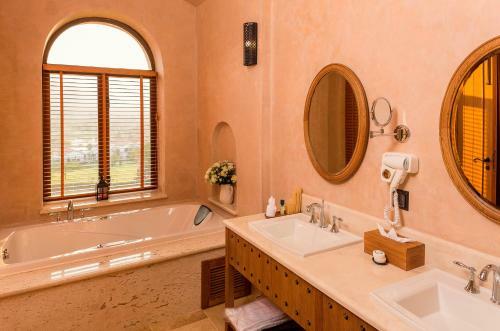 Hotel Toscana Town Square Suites