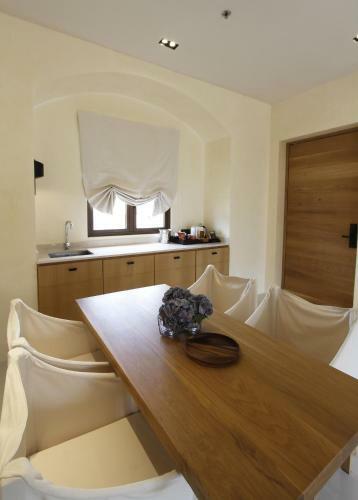 Hotel Toscana Town Square Suites