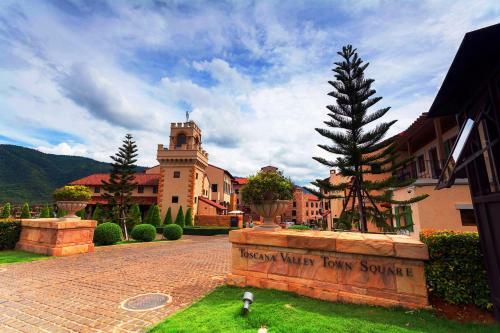 Hotel Toscana Town Square Suites
