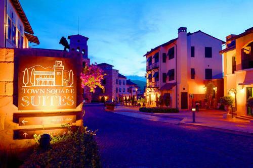 Hotel Toscana Town Square Suites