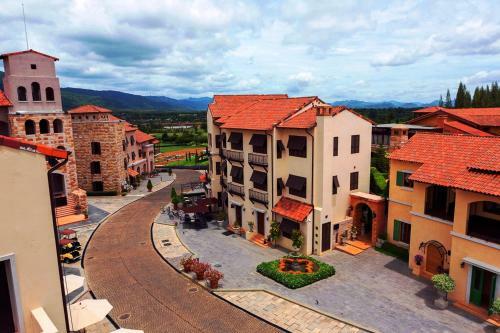 Hotel Toscana Town Square Suites