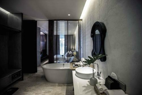 Hotel Atta Lakeside Resort Suite