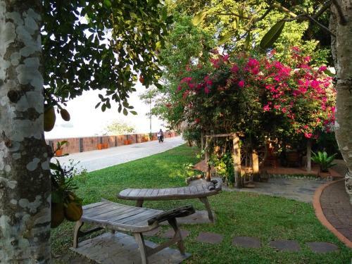 Hostal Mut Mee Garden Guest House