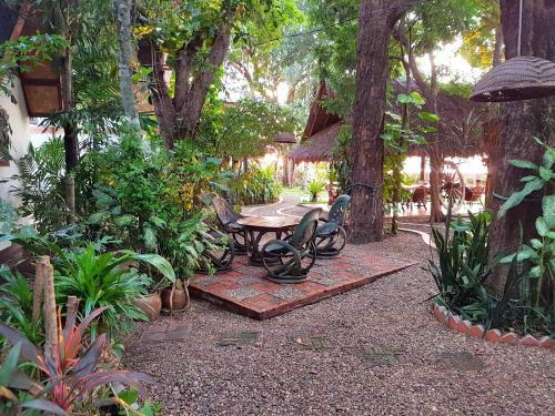 Hostal Mut Mee Garden Guest House