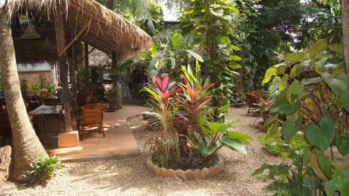 Hostal Mut Mee Garden Guest House