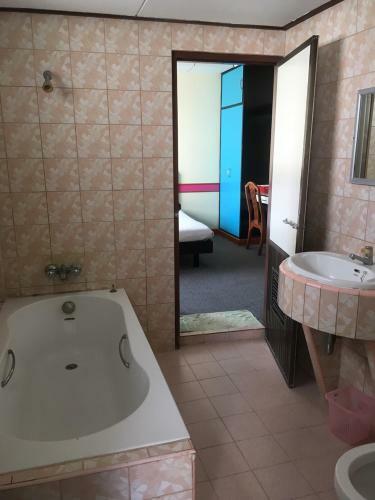 Taksin 2 Hotel
