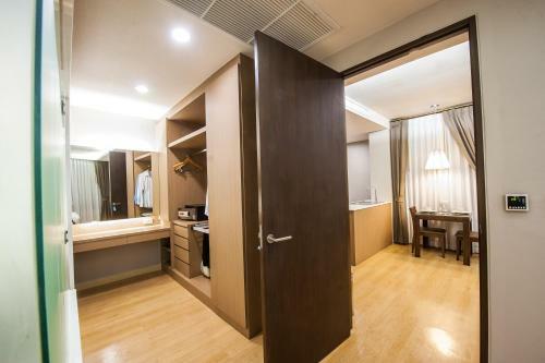 Hotel Burgundy Residence 304
