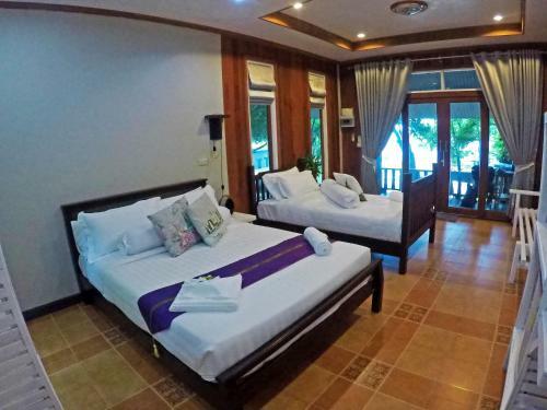 Hotel Dolphin Bay Beach Resort