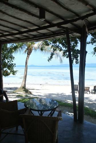 Hotel B52 Beach Resort