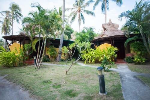Hotel B52 Beach Resort