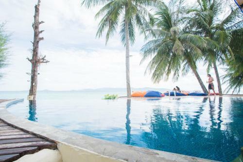 Hotel B52 Beach Resort