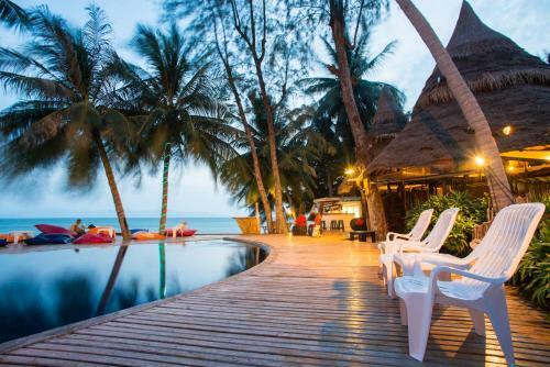 Hotel B52 Beach Resort