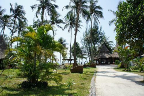 Hotel B52 Beach Resort