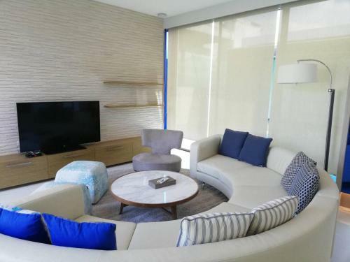Luxury Villa Private Pool Beach In Movenpick Resort Pattaya