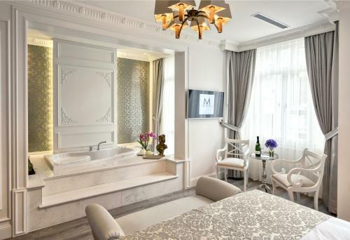 Mirrors Hotel