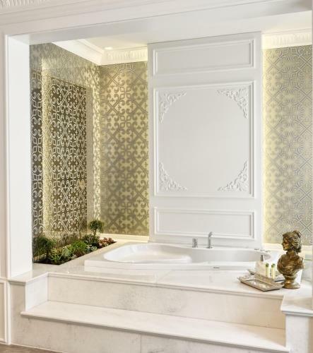 Mirrors Hotel