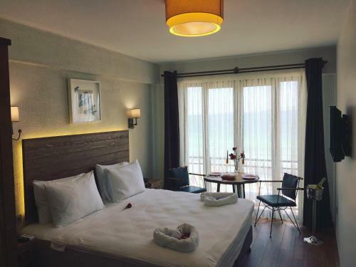 8 Rooms Boutique Hotel