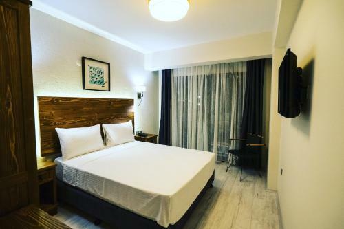 8 Rooms Boutique Hotel