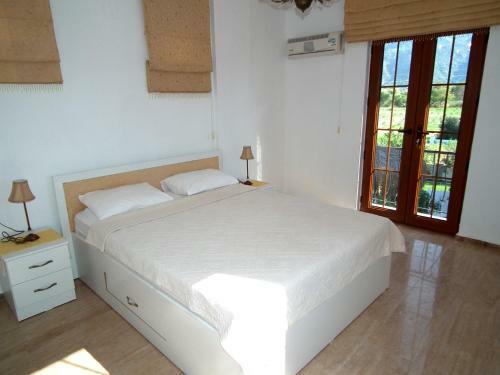 Villa Iris - 5 Bedroom Villa