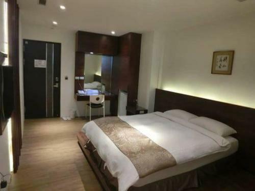 Happy Hotel