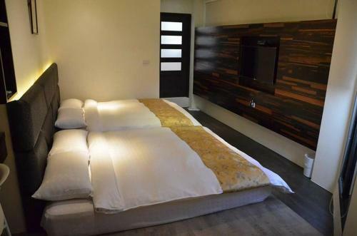 Happy Hotel