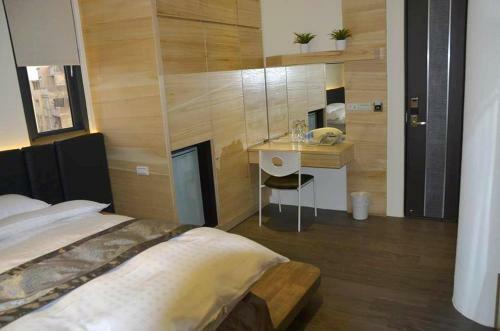 Happy Hotel