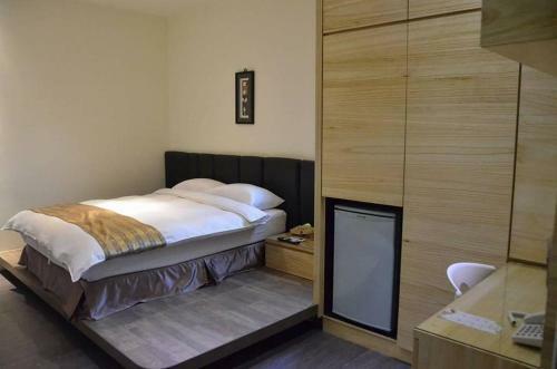 Happy Hotel